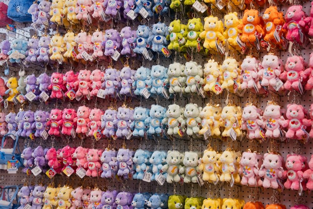 現場還能買到五顏色六色的小熊吊飾、軟萌玩偶。（圖／品牌提供）