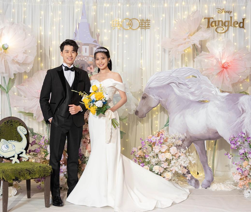 典華迪士尼《公主系列》主題婚禮結合五大經典故事，圖為《魔髮奇緣》派對包套主題拍照背板。（圖／典華提供）