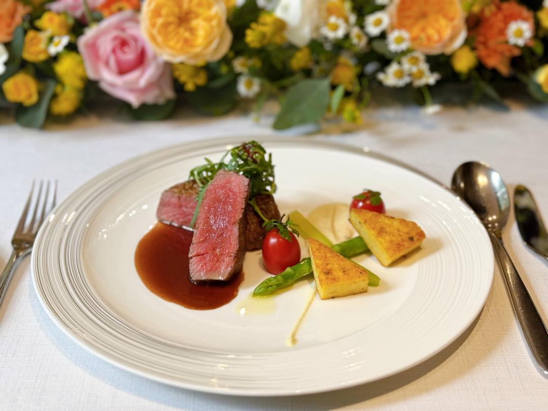 聯名限定主餐「美國菲力佐奧利塔西西里橄欖油」，特別於桌邊現淋義大利直送的橄欖油。（圖／記者郭宣暄攝）