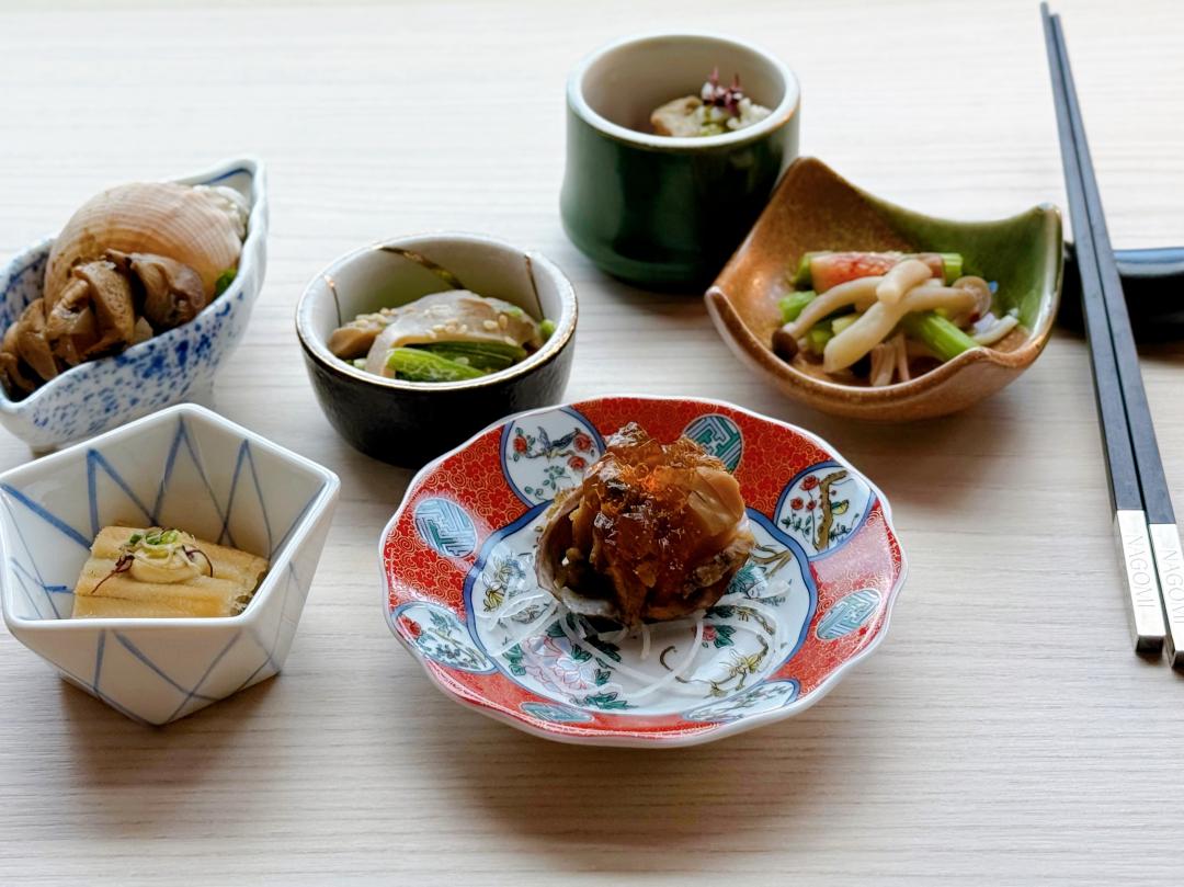 「先付」小缽有多種清爽開胃的海鮮料理。（圖／記者郭宣暄攝）