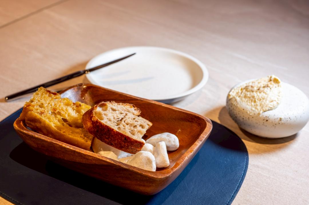 自製酸種麵包 × 麥芽奶油／蟹肉奶油。（圖／品牌提供）