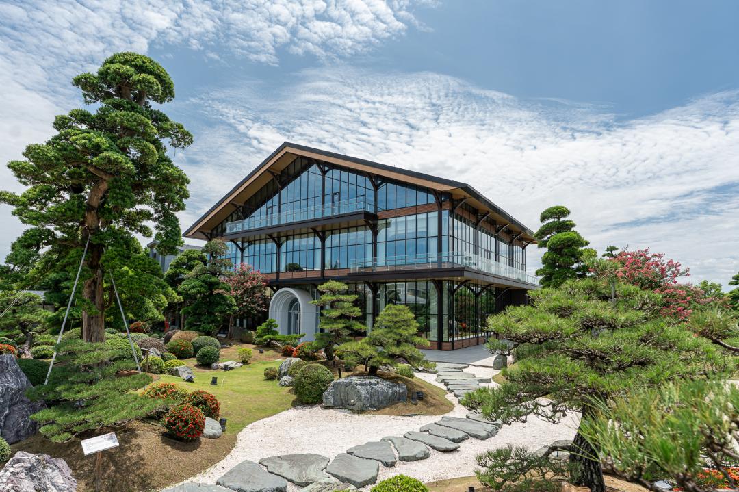 「松緣會館」隱身於成美文化園萬坪綠意與百年古厝之中，結合詩意雅緻庭園與頂級料理，打造沉浸式婚禮場域。（圖／成美文化園提供）