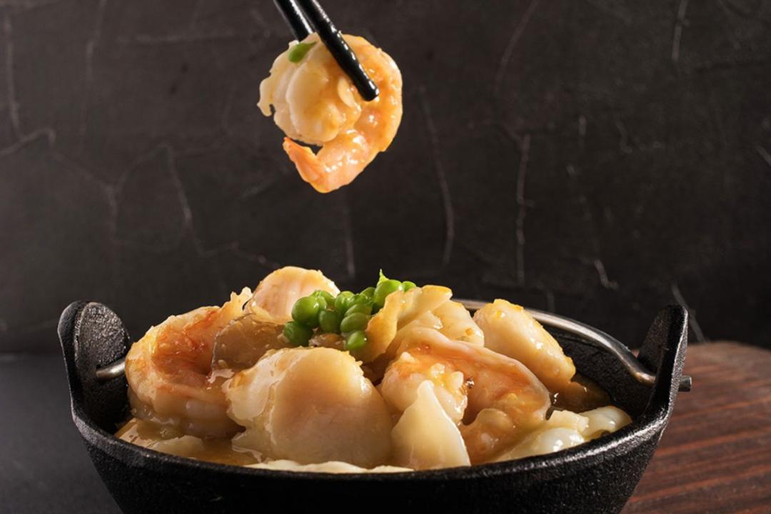 今年菜單豪邁升級推出現點現做的瓦甕煲仔類料理。（圖／業者提供）