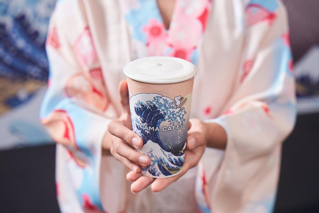 「輕浪花奶霜拿鐵」覆上清爽滑順的低糖奶霜，在炎炎夏日帶來無負擔的清甜享受。（圖／業者提供）