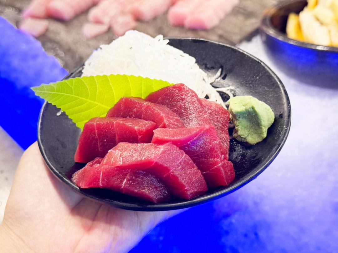 竹北都會館限時推出現切黑鮪魚吃到飽活動。（圖／業者提供）