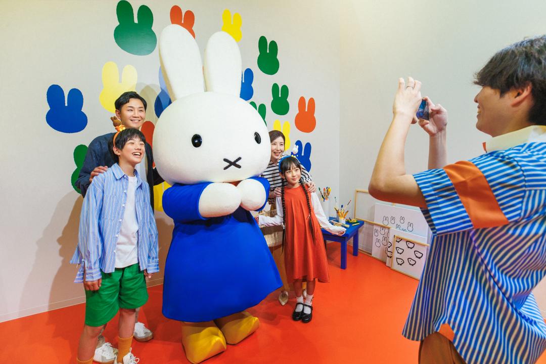 在有如歐洲街角的「迎賓藝廊」與Miffy合照留念。（圖／豪斯登堡提供）