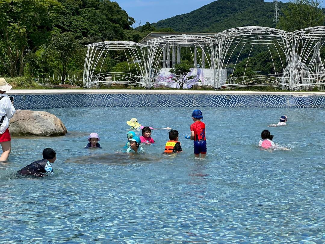戲水池的水深約至腳踝左右，讓孩童安全玩耍。（圖／亮山川景觀休閒園區提供）