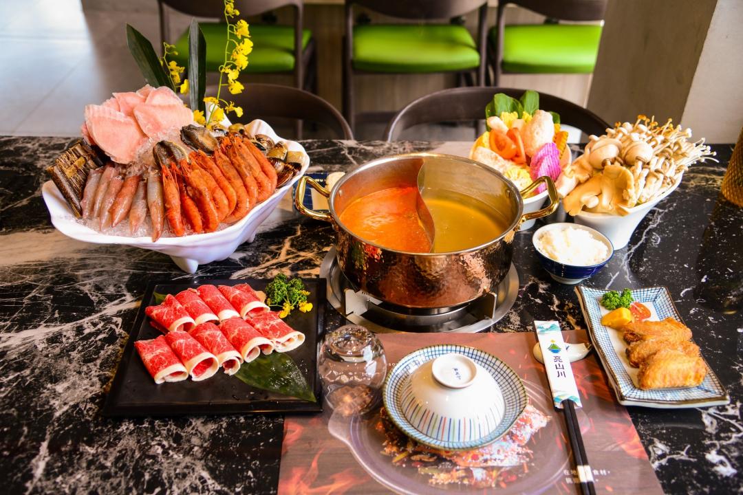 園區內的一樓餐廳提供單點中式料理、二樓有川味火鍋可享用。（圖／亮山川景觀休閒園區提供）