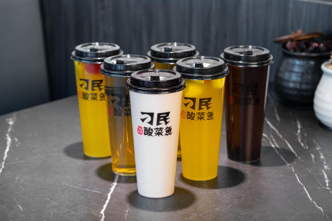 近期網友熱議的「神級奶茶」是搭配酸菜魚的解辣好選擇。（圖／業者提供）