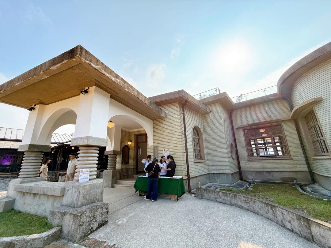 「洋館」立面的主要視覺焦點為入口車寄，結合西洋希臘羅馬建築元素，可以欣賞到弧拱、螺旋紋圓柱等設計。（圖／記者郭宣暄攝）