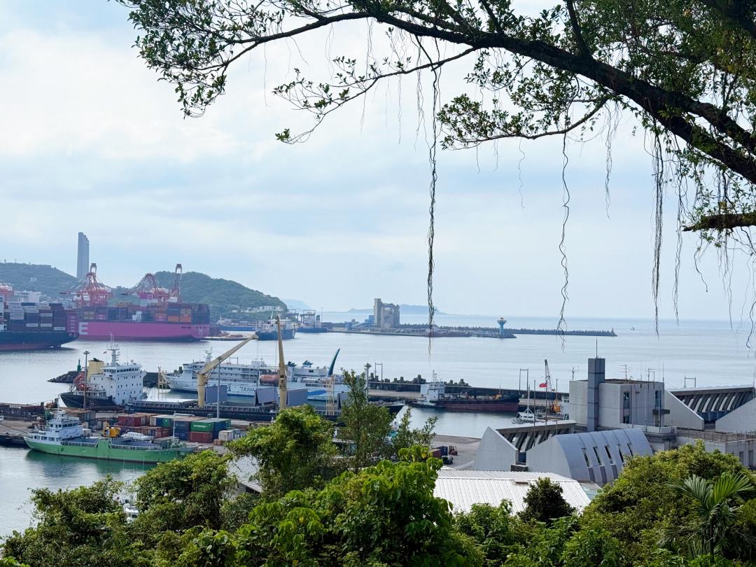 「洋館」二樓擁有絕佳視角能欣賞基隆港海景，黃昏夕陽時刻也很迷人。（圖／記者郭宣暄攝）