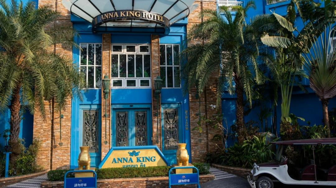 安娜與國王酒店以濃厚東南亞異國風情與鮮明建築色彩吸引目光。（嘉市政府提供）