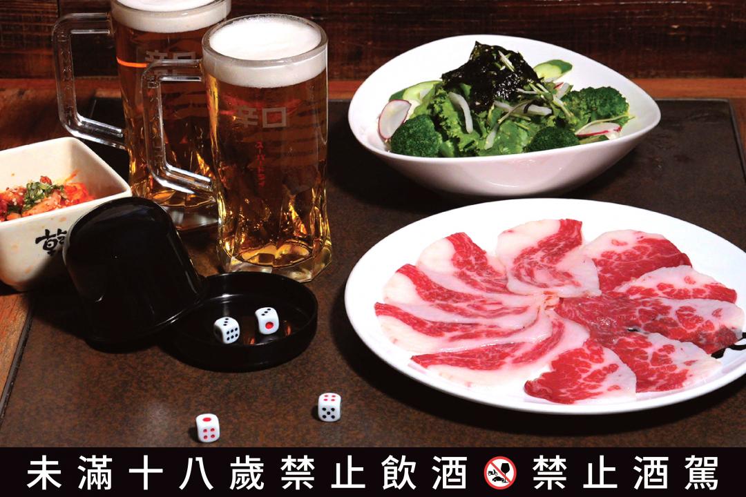 乾杯燒肉7月1日起至8月31日，全台分店推出「夏日骰酒祭」，拚手氣飲酒半價。（圖／業者提供）
