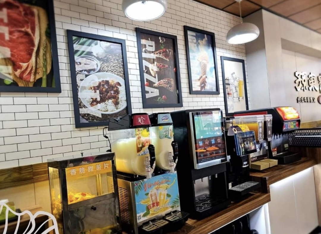 自助吧提供各式飲品、咖啡暢飲。（圖／翻攝自孫東寶牛排FB）