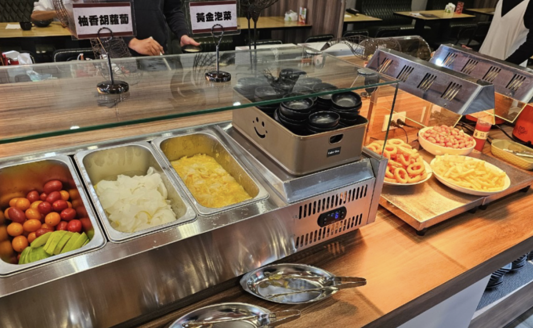 孫東寶Plus店型升級自助吧，提供多樣化的美食吃到飽。（圖／翻攝自孫東寶牛排FB）