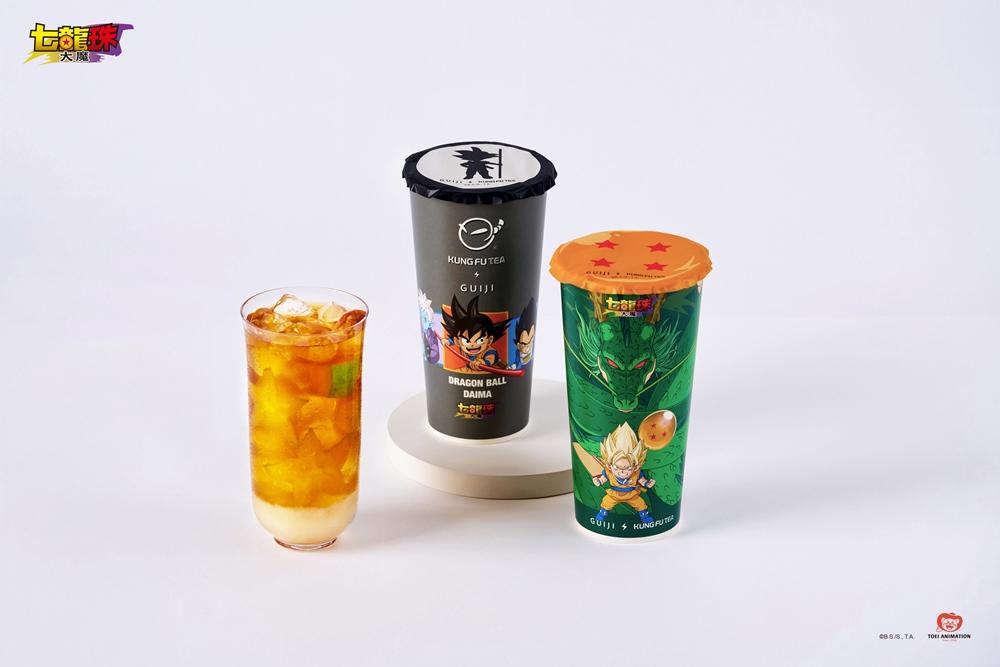 功夫茶推出「星桃樂胭脂」，龜記則打造「星桃樂翡翠」，搭配聯名紙杯，今夏必喝。（圖／品牌提供）