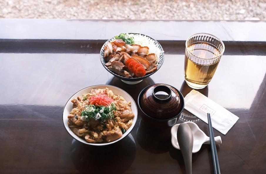 台東限定版丼飯「Q梅叉燒丼」，以及運用台東在地「油芒」所製作的「田中央的那一碗」。（圖／品牌提供）