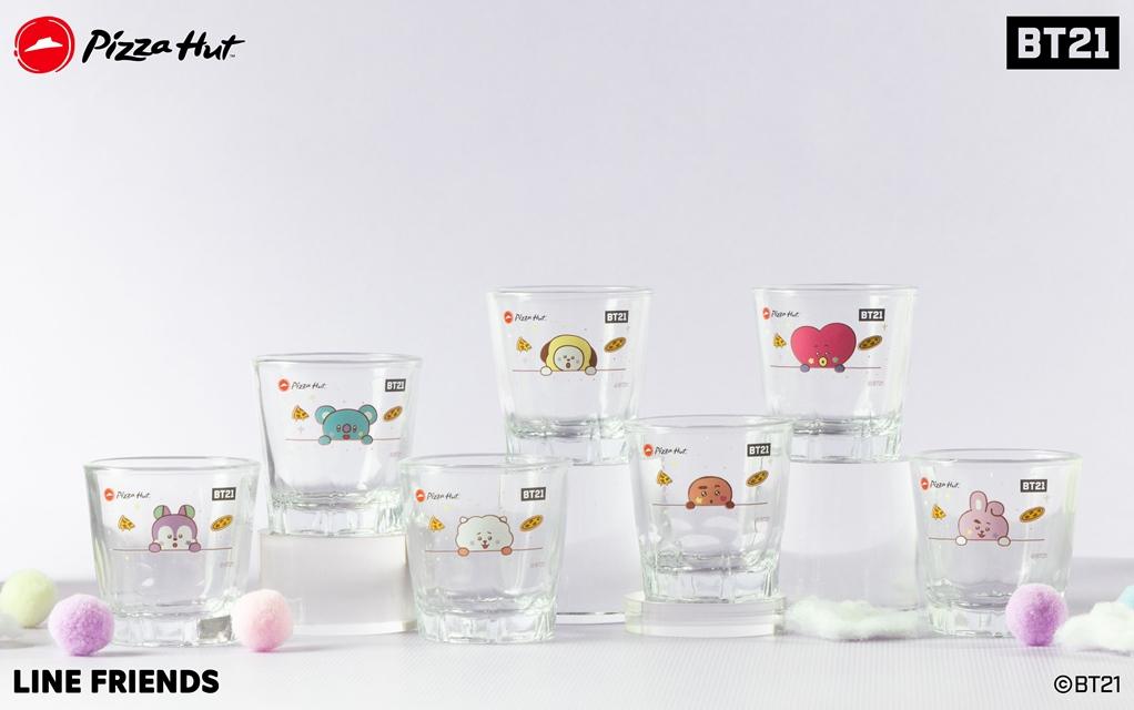 必勝客「BT21星空一口杯」7款BT21專屬設計，杯身環繞夢幻星空並結合比薩元素。（圖／品牌提供）