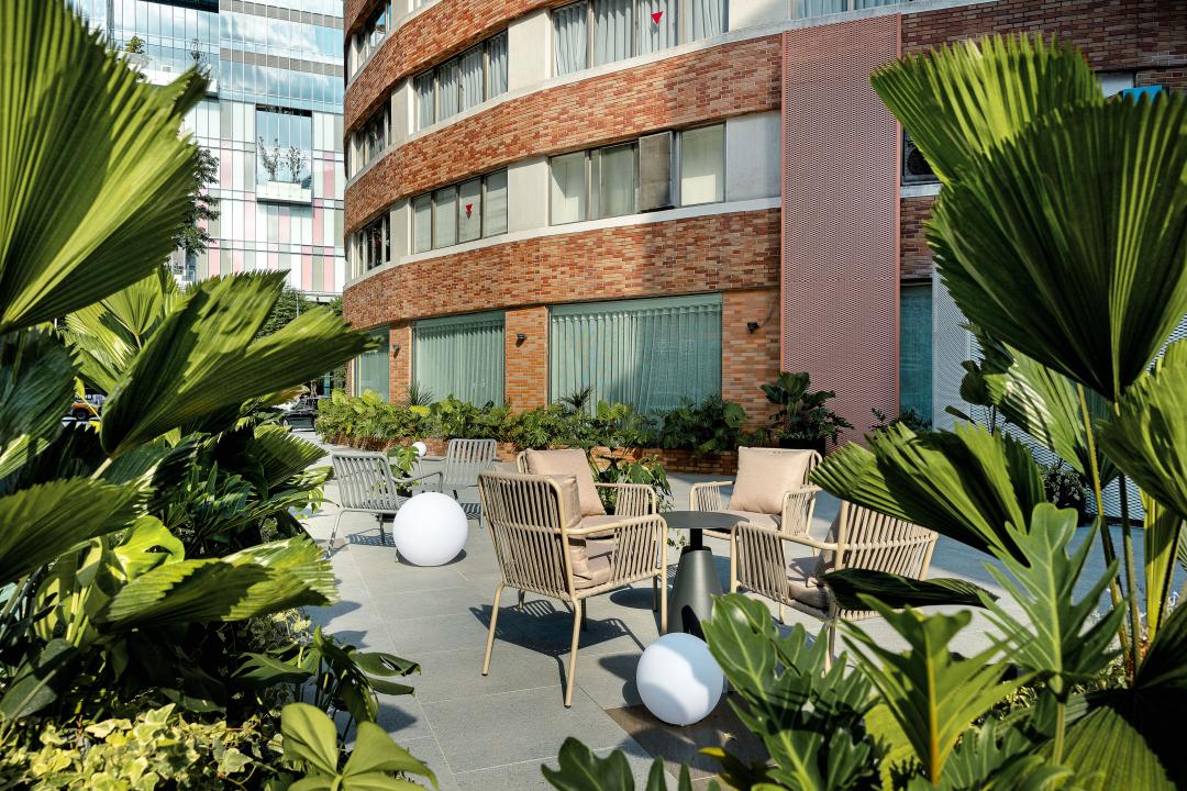 板石咖啡廳外為這次新增的戶外綠植區，呼應了城市綠境的主題。（圖／飯店提供）