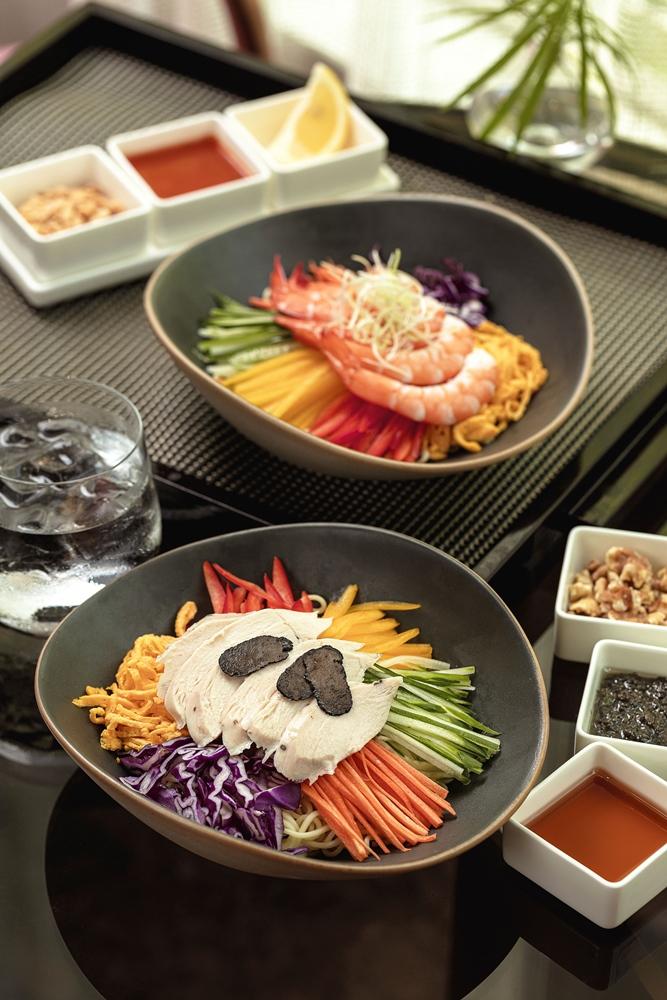 夏季限定推出(8月31日止)的和風松露涼麵280元(下)，泰式酸辣涼麵280元。（圖／飯店提供）