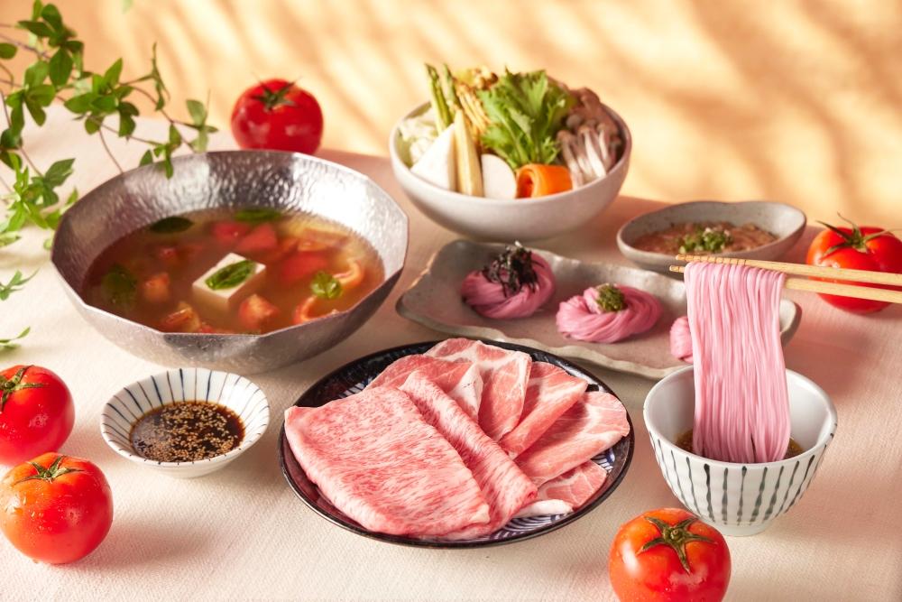 夏季番茄鍋內含A5日本和牛、伊比利豬或PURE RARE芬蘭豬（任選一）、手工肉丸、綜合蔬菜盤及梅子素麵，售價480元起+10%。（圖／品牌提供）