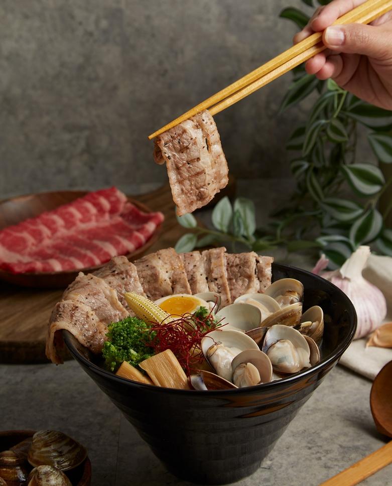 麵匡匡人氣餐點炙燒培根牛 香蒜蛤蜊拉麵。（圖／品牌提供）