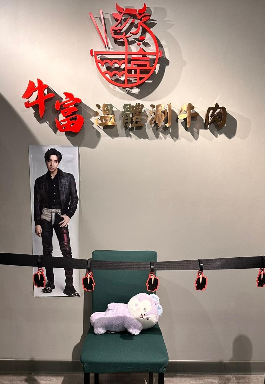 餐廳特別將j-hope坐過的椅子擺在門口，創造專屬的打卡點。（圖／IG@nia1029__提供）