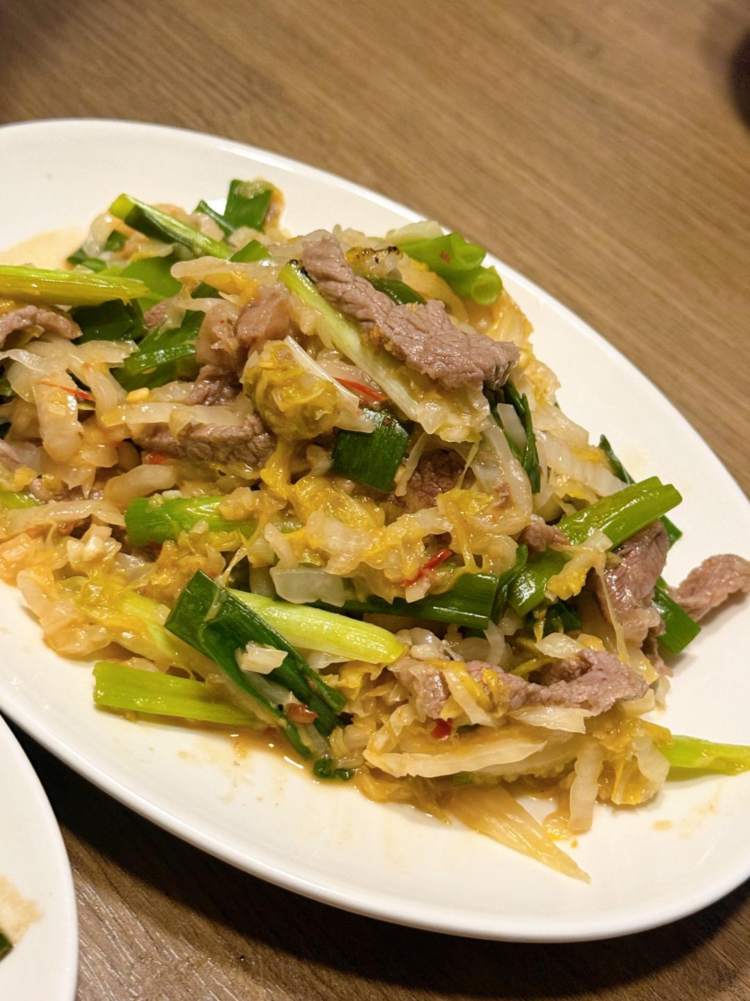 人氣熱炒料理「金沙牛肉」裹滿鹹蛋黃的香氣，滋味很濃郁。（圖／記者郭宣暄攝）