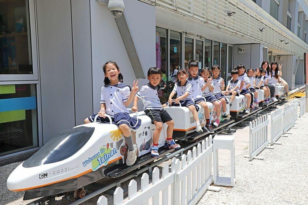 全新造型的「COZZI 卡通明星列車」亮相。（和逸飯店台南西門館提供）