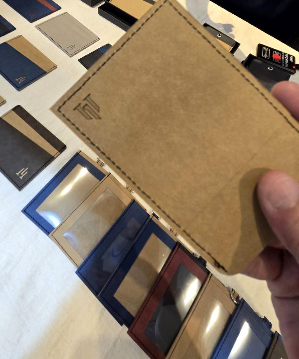 報廢紙張壓製成紙質皮革，具皮革觸感，就算淋濕了用熨斗燙一下還能繼續使用，這種材質未來將包袋與文具。（圖／記者王捷攝）