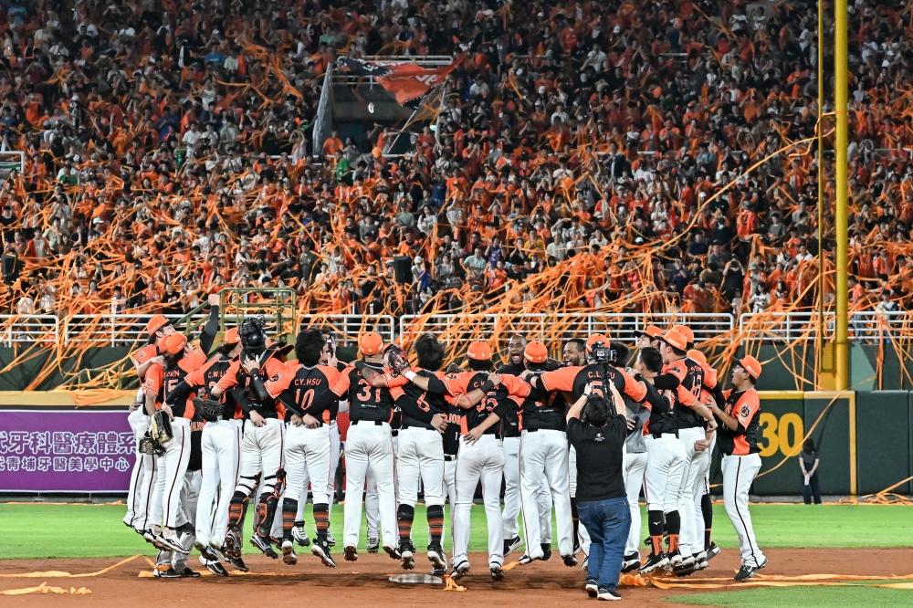 統一7-ELEVEn獅隊再次拋下橘色封王彩帶、奪得第18座季冠軍。（記者陳志曲攝）