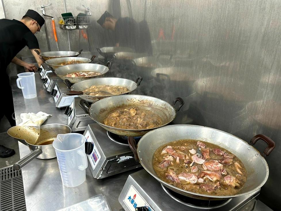台南東區廚房有雞餐廳使用台灣在地台酒花雕酒烹煮花雕雞料理。（圖／廚房有雞提供）
