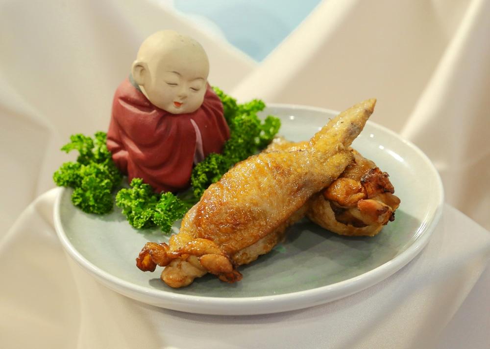 工序繁複的「糯米鑲鳳翅」，去骨雞翅塞糯米，外層炸至金黃。（圖／台南台糖長榮酒店提供）