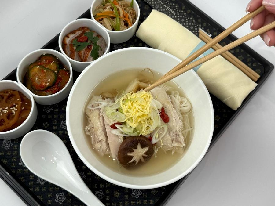 華航推出洛杉磯、安大略豪華商務艙返台的特色養身聯名餐點和甜點。主餐的人參雞湯麵採用嚴選的花旗參片。（華航提供）