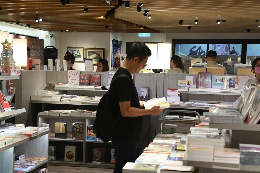 台北市重南書街促進會理事長沈榮裕表示，歡迎民眾前來重南書街數千種類型的書海中使用「重南書香券」，家長也可帶著孩子前來參加「小小書店員」，體驗書店的服務流程。（台北市商業處提供）
