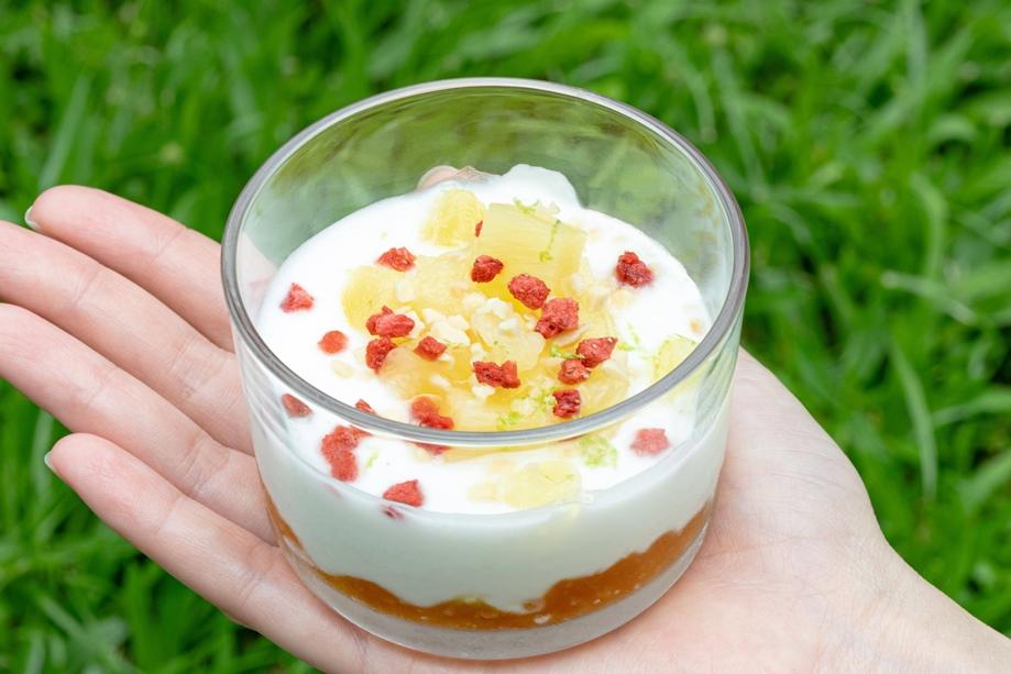 微笑蜜樂Smille攜手鮮乳坊，推出限時聯名新品「水果優格杯」90元，內用限定。（圖／品牌提供）