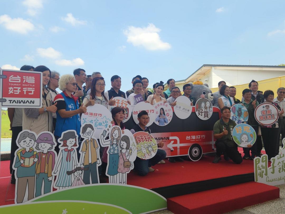 西拉雅國家風景區的台灣好行關子嶺線、菱波官田線於今起全面換裝。（圖／記者王涵平攝）