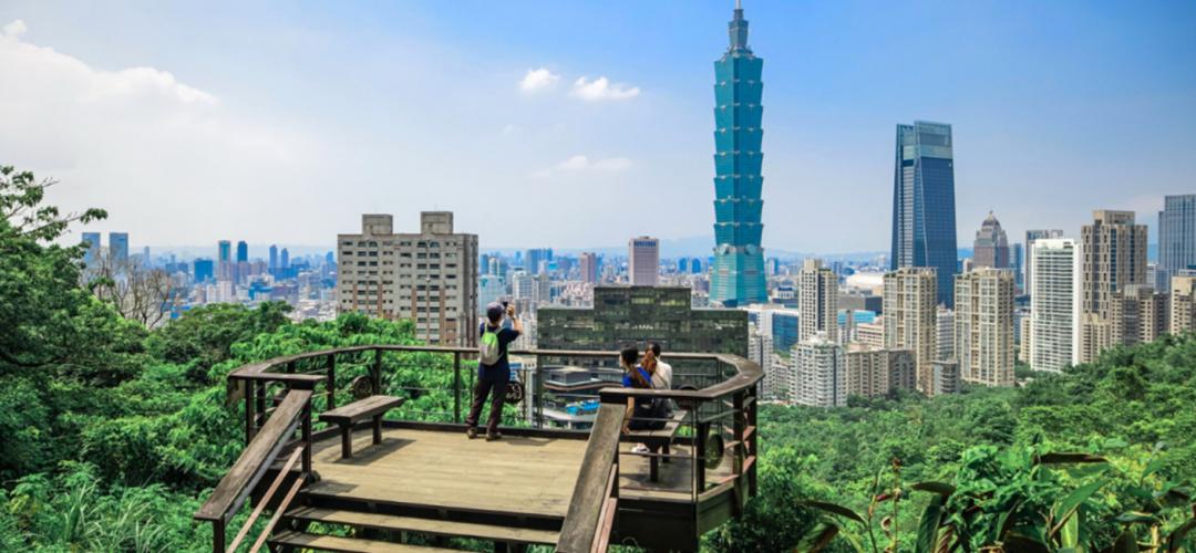 台北市政府與長榮航空共同推出特別觀光優惠專案「Taipei Your Next Adventure」，只要從購買全美任一航點出發直飛台北的旅客，就能享有專屬折扣，還有機會兌換「台北101」及「故宮博物院」門票。（記者孫唯容攝）