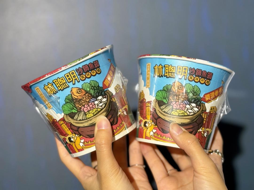 一上市就引起搶購潮的「林聰明沙鍋魚頭杯麵」也能在台北門市買到了。（圖／記者郭宣暄攝）