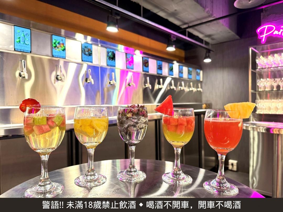 「潮吧16」全新6公尺酒牆共16款新潮酒品，任饕客無限暢飲。（圖／品牌提供）