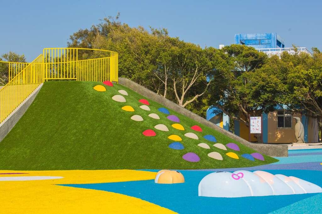 公園內的土丘滑梯，讓小孩感受攀爬、滑行的樂趣。（圖／翻攝自金門觀光旅遊網）