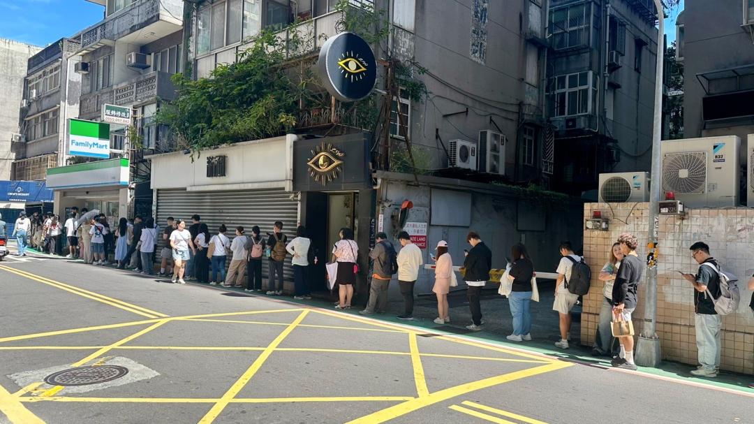 日本人氣甜甜圈I'm donut?海外首店登台，開幕首日就吸引超過百人排隊搶買。（圖／網友提供）