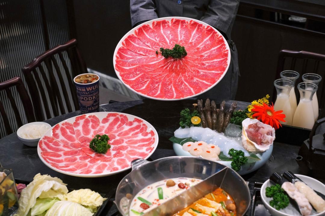 無老鍋是鼎王餐飲集團旗下的品牌，鍋底的「麵包豆腐」跟「薄片鴨血」都可以免費無限續加。（圖／品牌提供）