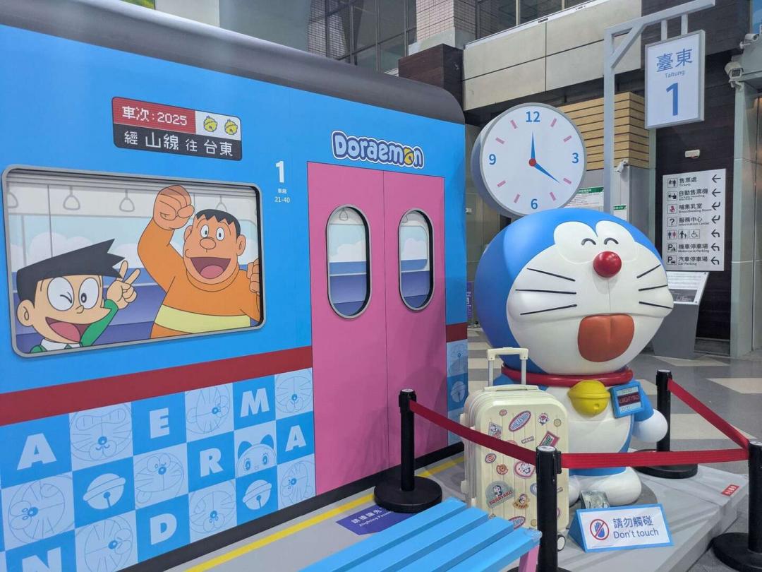 台東市區同步推出多個超可愛主題打卡點，在台東火車站、轉運站都可以來拍照完成任務，可獲得轉動巨無霸扭蛋的機會。（圖／台東縣政府提供）