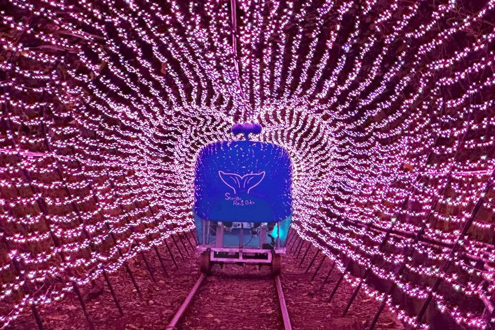 深澳鐵道自行車最受歡迎的愛心燈海廊道。（圖／新北觀旅局提供）