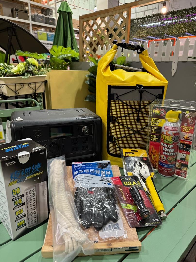 台灣正式進入颱風季，特力屋提醒防災準備「及時防護用品」也很重要。（圖／特力屋提供）