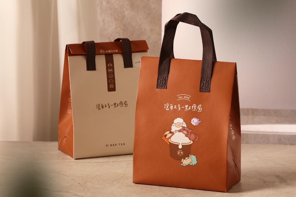 「再睡5分鐘」首次推出的「NAP TEA品牌保冷袋」每個10元。（圖／品牌提供）