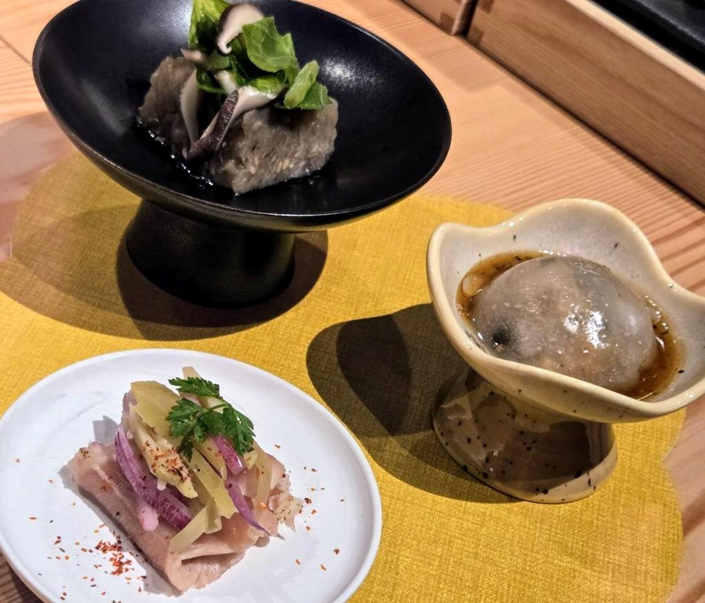 右為「安平魚蒸圓佐柚子胡椒」，以虱目魚肚、紫蘇與竹筍丁為餡，搭配和風柚子胡椒醬汁；下為「南瀛旗魚漬」，以薄切旗魚佐漬菜堆疊而成；上為「千縷蒡絲藕糕」。（圖／記者王捷攝）