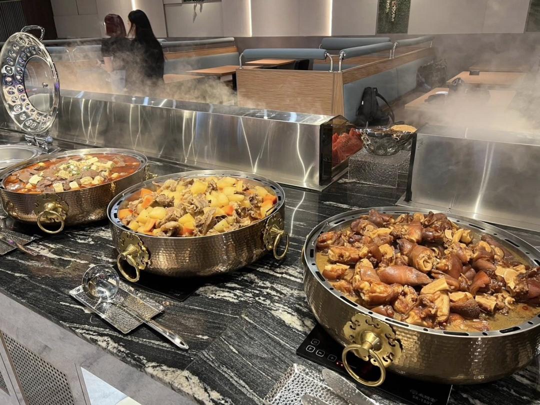 貴族世家板新店自助吧包含多樣熱食及小菜。（圖／翻攝自貴族世家-板新店FB粉絲專頁）