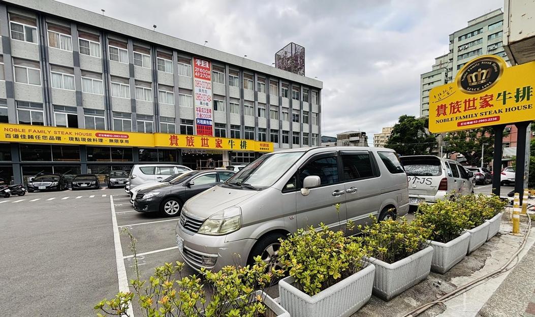 連鎖牛排館在地品牌「貴族世家」全台最大旗艦店在新北市板橋區中山路一段開幕。（圖／翻攝自貴族世家-板新店FB粉絲專頁）
